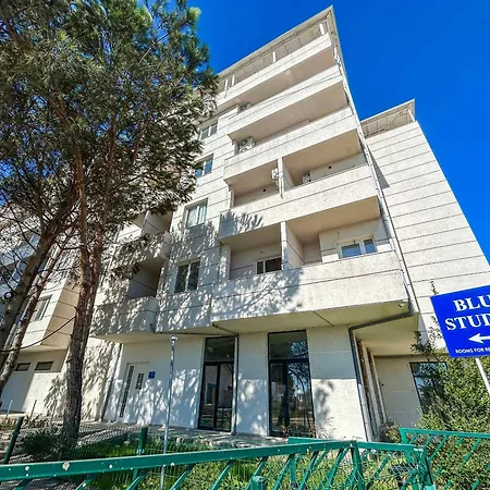 Apartment 1 Bedroom 818 *