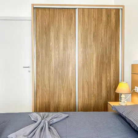 Apartment 1 Bedroom 818 *