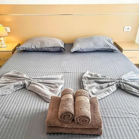 1 Bedroom 818 *