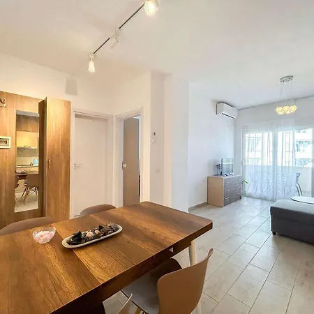 1 Bedroom 818 Apartment